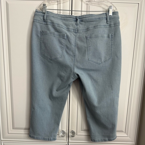 Women’s Size 16 Hybrid & Company Light Coloured Denim Capris 5 Pocket Design - Picture 6 of 8